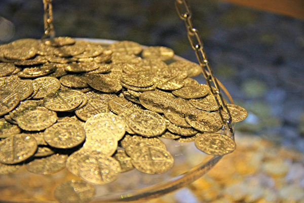 珍宝と認定！？アマチュア金属探知家が600枚以上の中世コインを発見　