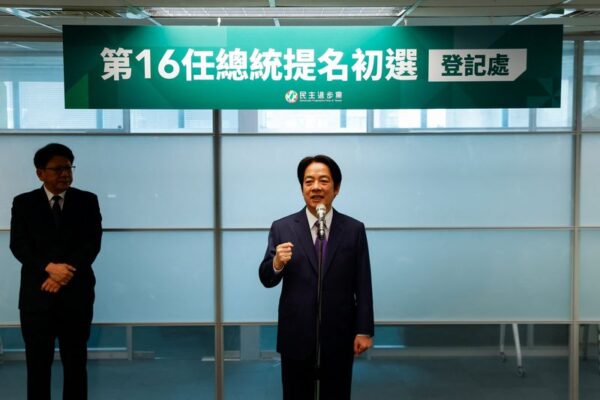 台湾総統選、頼副総統が与党予備選出馬　「民主主義の最前線守る」