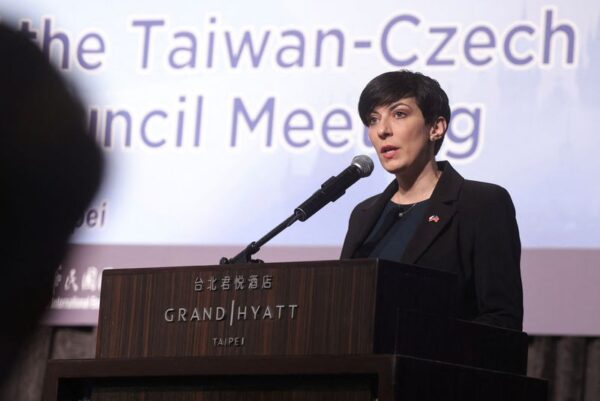 台湾総統、チェコ訪問団を歓迎　「民主主義のパートナー」