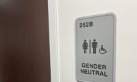 トイレ利用は「生まれた時の性別」で　米国、州レベルで相次ぎ法成立