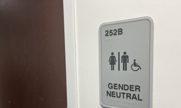 トイレ利用は「生まれた時の性別」で　米国、州レベルで相次ぎ法成立