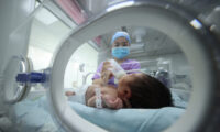 摘み取られる命…上海の医大、豆ほどしかない新生児の腎臓を成人に移植