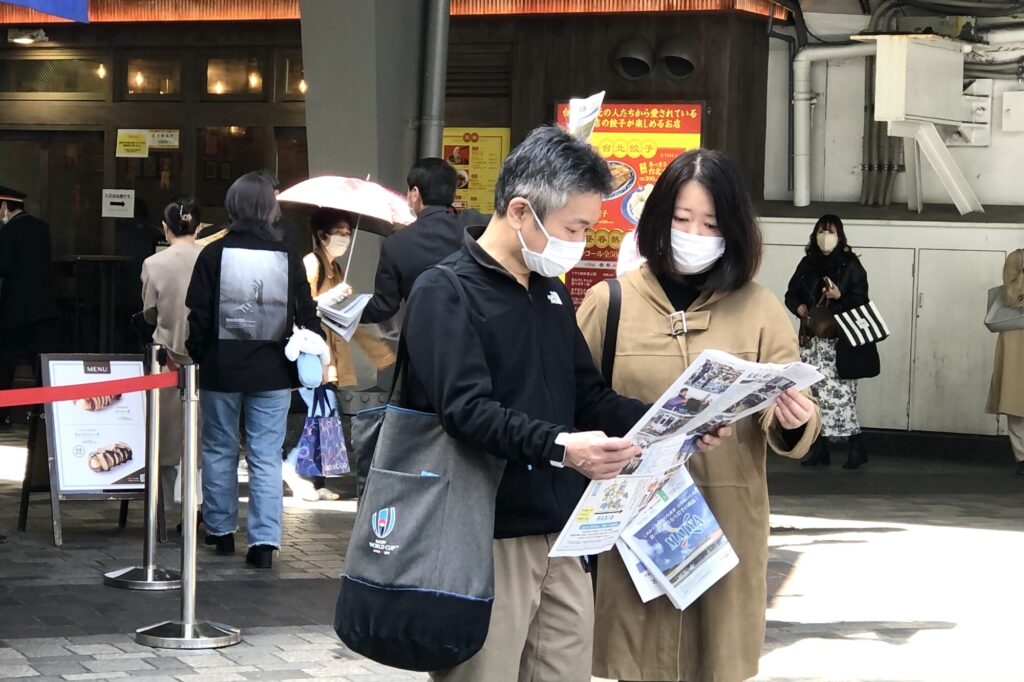 「東日本大震災の教訓を忘れないで」　岩手日報社、都内で号外配布