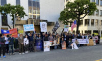 在米 中国領事館前で抗議デモ　中国による「精神病院での弾圧」を非難