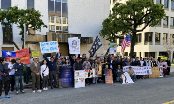 在米 中国領事館前で抗議デモ　中国による「精神病院での弾圧」を非難