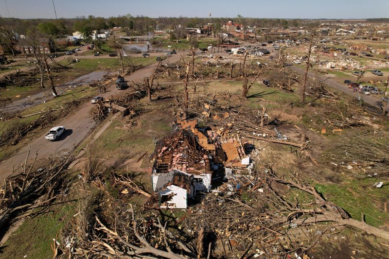 米ミシシッピ州で竜巻、少なくとも26人死亡　救助活動続く