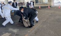 岸田首相は無事、和歌山市で演説直前に爆発音　容疑者の男逮捕