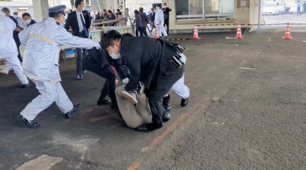 岸田首相は無事、和歌山市で演説直前に爆発音　容疑者の男逮捕