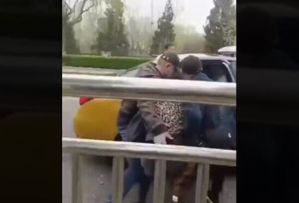 「助けて！」女性を暴力的に車へ押し込む異常な光景　陳情局の門前で行われた拉致か＝中国