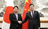 日中外相会談、拘束日本人の解放要求　法に基づき処理と中国側