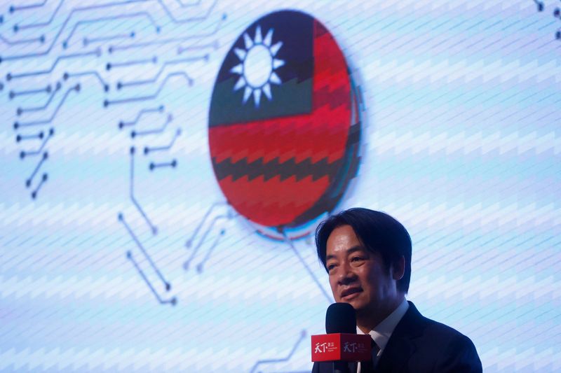 台湾総統選、与党候補に頼副総統「民主主義を選択せよ」