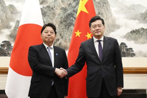 日中外相会談、拘束日本人の解放要求　法に基づき処理と中国側