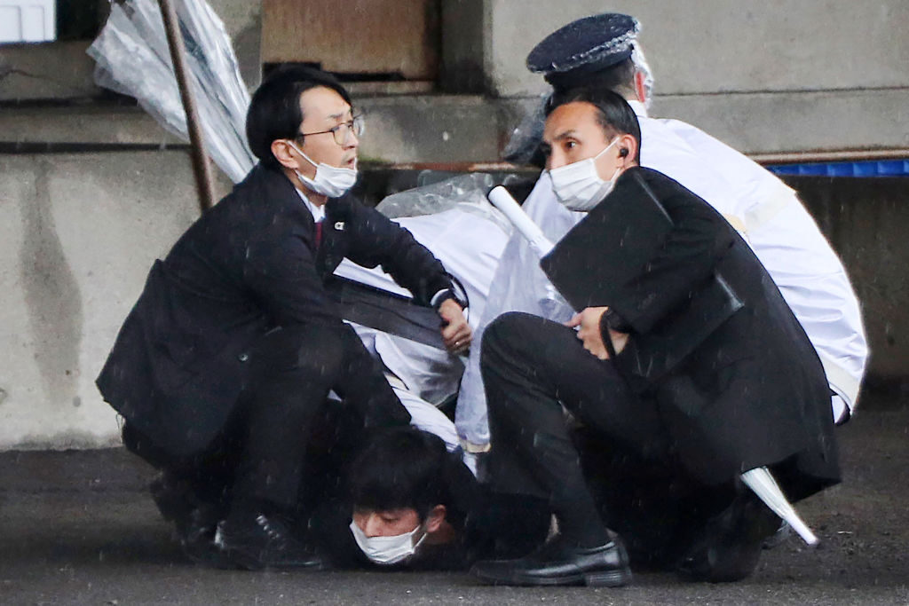 岸田首相演説中に乾いた爆発音　立ち上る白煙　襲撃犯「街の人ではない」＝地元住民