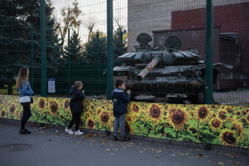 なぜここに？　ロシア軍主力戦車T-90A…米州高速道路沿いに放置