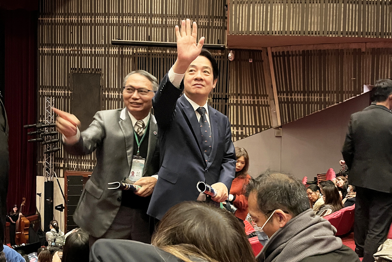 神韻公演会場で観客に手を振る台湾の頼清徳副総統（観客提供）