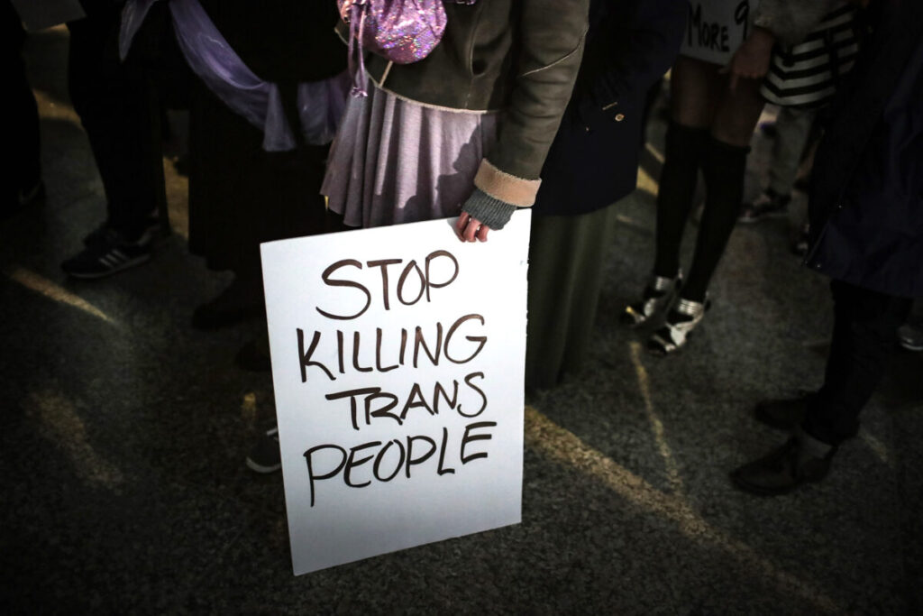 トランスジェンダーのイデオロギーと暴力の先鋭化に関連性　専門家らが指摘