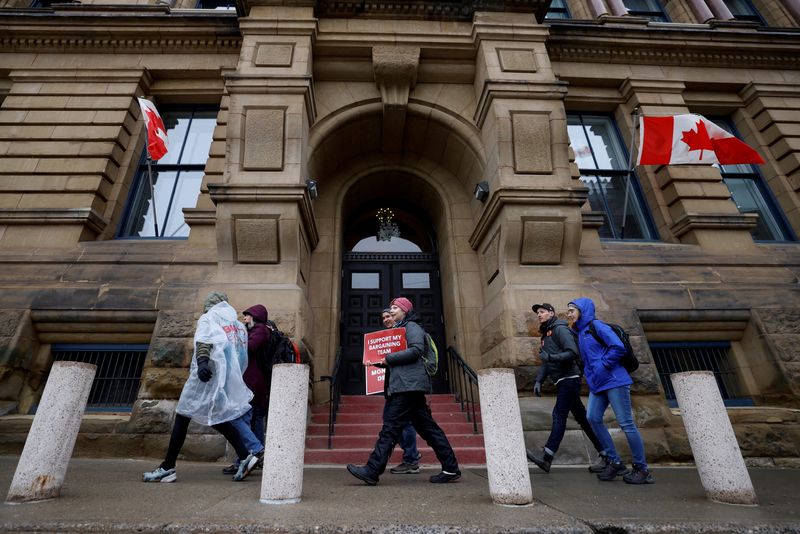 カナダで移民希望者数千人が足止め、政府職員の大規模ストで