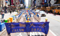法輪大法伝出32周年、NYで壮大な記念パレード