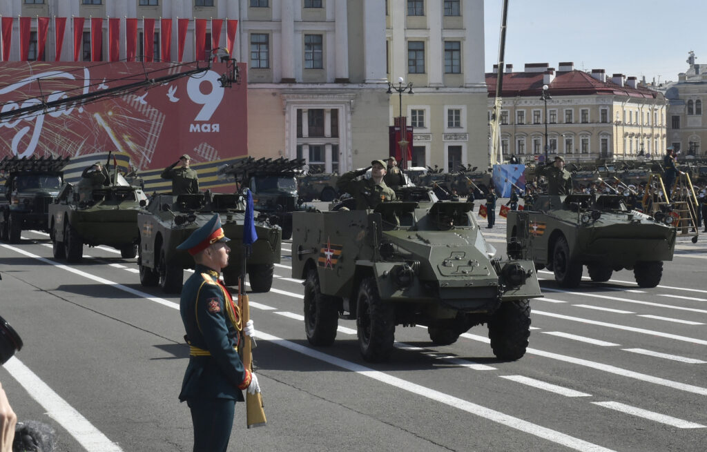 ロシア軍事パレード、戦車は骨董品「T-34」1両のみ　装甲車両も激減