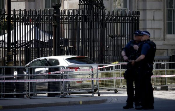 英首相官邸近くの正門に車が衝突、運転手の男逮捕