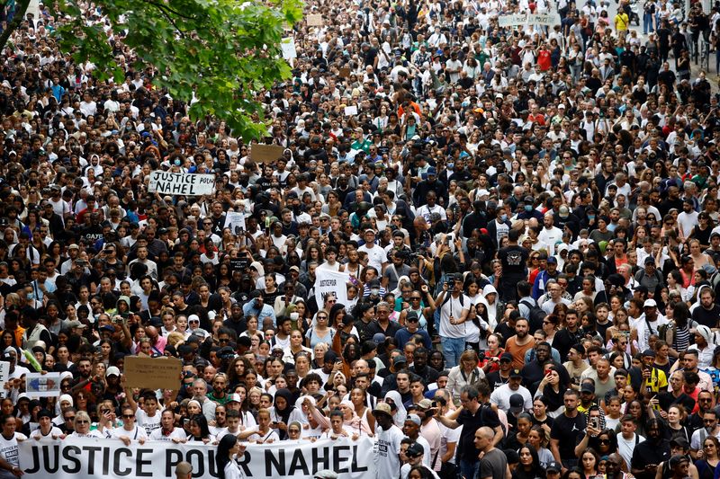 フランス全土で抗議活動、180人逮捕　警察官による少年射殺で