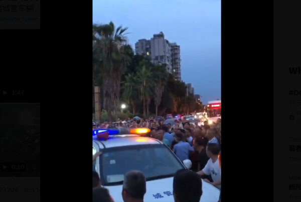「城管」の暴力に市民の怒りが爆発　膨れ上がった群衆、警察もたじろぐばかり＝中国・四川
