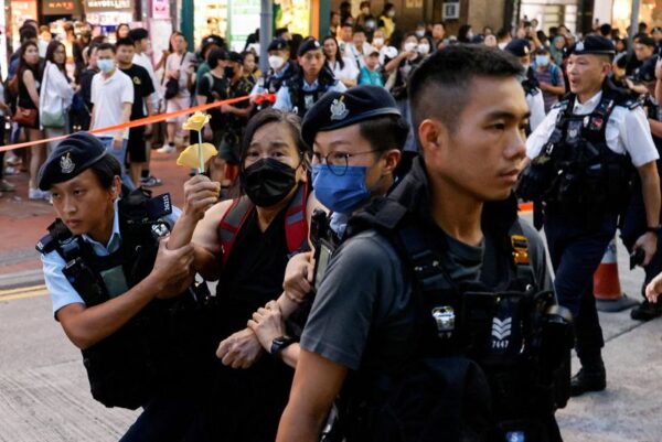 天安門事件から34年迎えた香港、警察が厳戒態勢で拘束者も