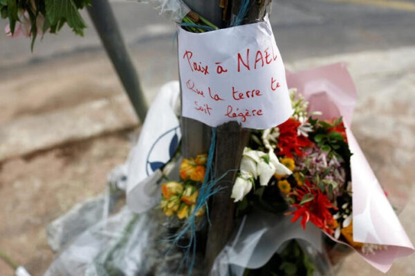 仏少年射殺した警官に150万ユーロの寄付、社会の分断浮き彫り