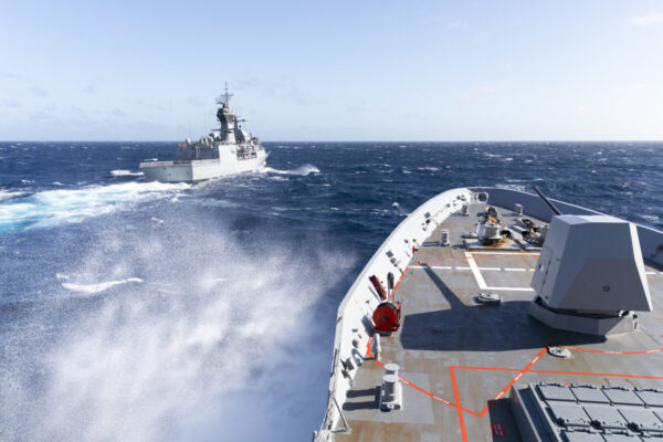 中国のスパイ船がオーストラリア沖で海軍訓練を視察