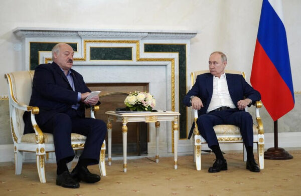 プーチン氏、ウクライナの反攻「失敗」　ベラルーシ大統領と会談