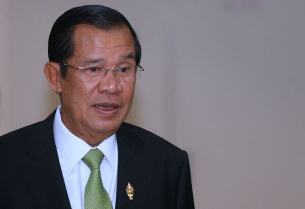 カンボジアのフン・セン首相が辞任表明、長男が後継