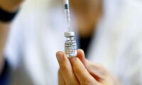 厚労省、新型コロナワクチン追加購入でファイザー・モデルナと合意