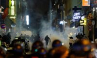 燃える車、対警官用のワナ…フランス暴動に潜む極左勢力の影