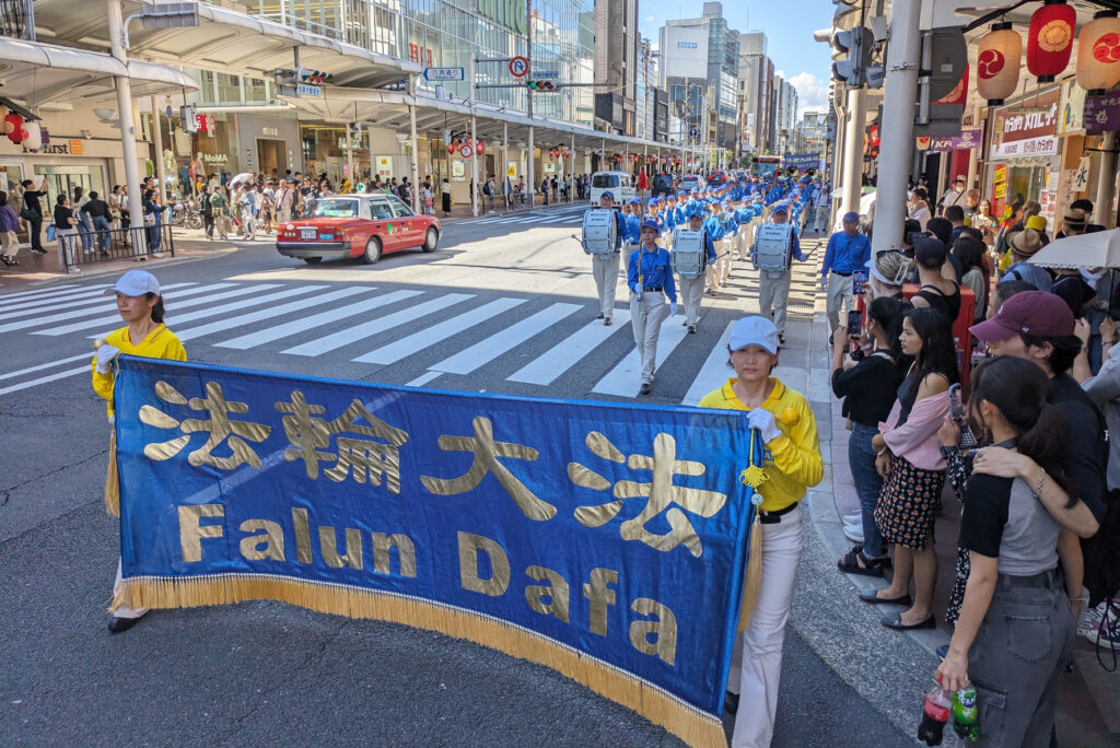 法輪功学習者の平和的なパレードに声援続々　「放置すれば日本人も同じ目に遭う」