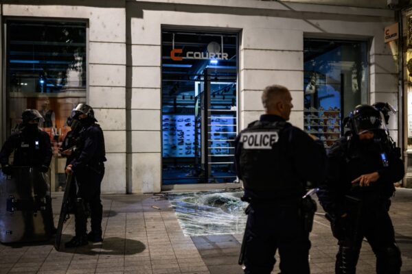 警察が遠隔スマホ操作を可能にする法案　フランスで可決
