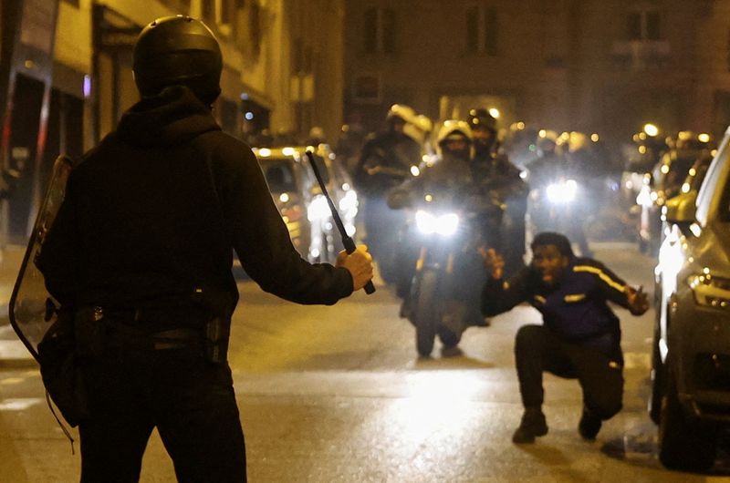 仏デモ、5夜目の逮捕者減少も警戒続く　少年祖母「暴動やめて」