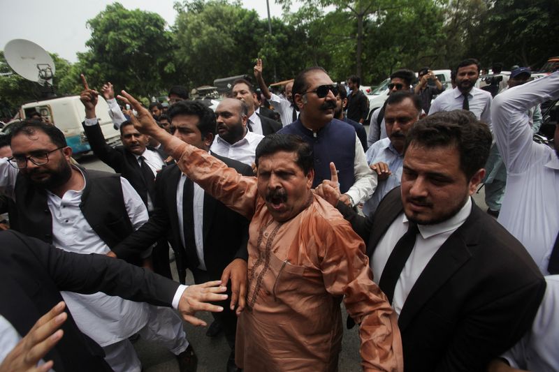 パキスタン前首相、汚職の罪で禁錮3年判決