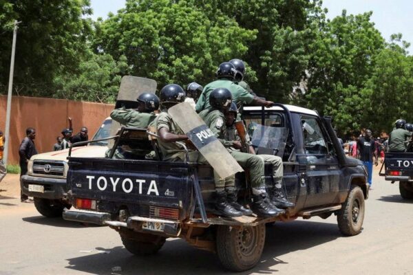 ニジェール軍事政権、西アフリカ諸国と対立鮮明　圧力に「屈せず」