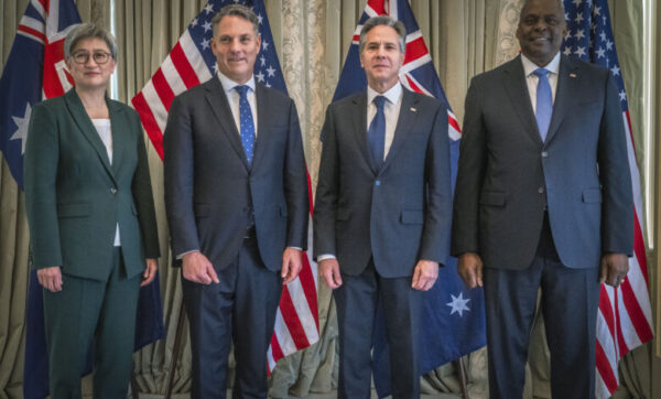 オーストラリアと米国、「ゆるぎない同盟」の一環として安全保障パートナーシップを深化