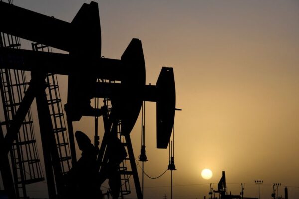 原油先物1ドル超上昇、週間では6週連続高　供給不足を警戒