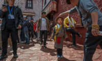チベットの子供に「強制的な同化政策」米、中国当局者にビザ制限