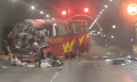高速トンネル内で壁に大型バスが衝突　運転手を含む乗客ら5人死亡＝中国 山西