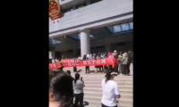 災害補償金求め、被災者が市政府前で抗議　玄関ガラスを割り、当局の鎮圧に遭う＝中国 河北