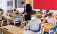 学校全体でのマスク着用は新型コロナ感染症の減少につながらない