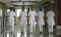中国の医療従事者の給与が半分カット　目的は国内矛盾の転嫁