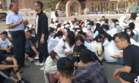 複数の学校で、教師が座り込み抗議　理由は「数か月も給料が未払い」＝中国 河南