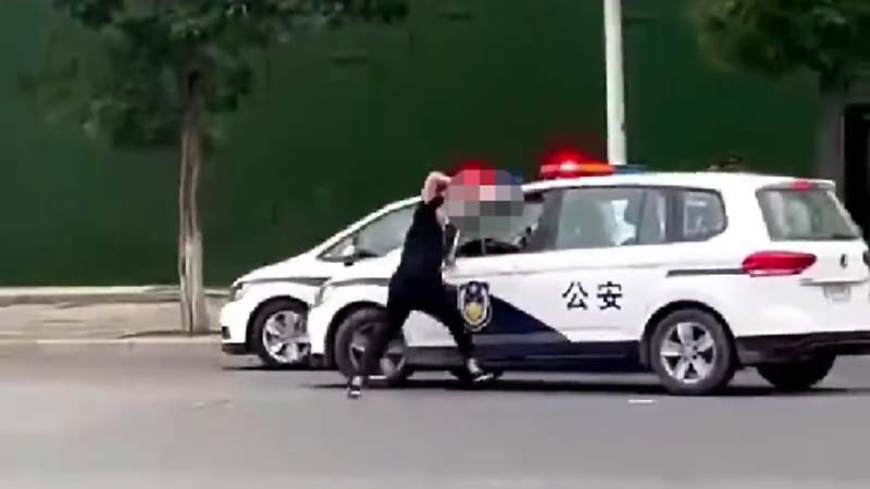 警察を襲撃する市民　ネット上では「人民の英雄だ」と称賛＝中国 山西