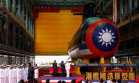 台湾、初の自前潜水艦公開　対中抑止力強化