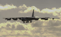 米B-52爆撃機に距離3ｍ　中共J-11戦闘機が異常接近