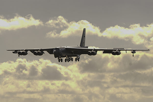 米B-52爆撃機に距離3ｍ　中共J-11戦闘機が異常接近